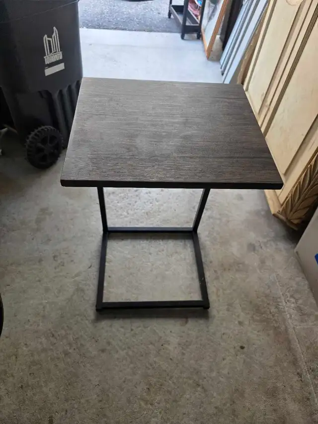 SIDE TABLE MINT CONDITION $15