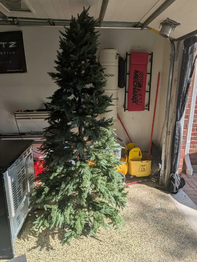 Storable Pre-lit 7.5 foot Christmas Tree