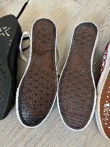 three pairs of shoes - Photo 6