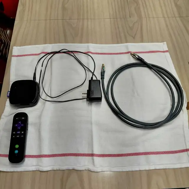 Lecteur Roku 3 complet avec télécommande et câble HDMI