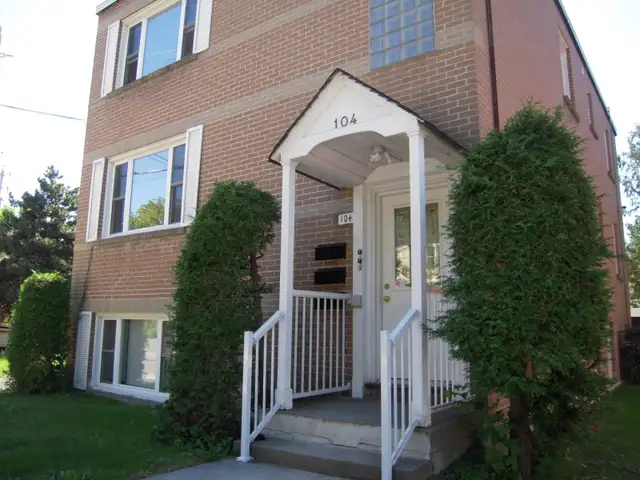 Triplex: 2 bdrm heat hdwd water deck New Edin. $1880