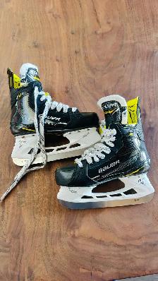 Youth Bauer Supreme M4 skates length 4.0 - basically new