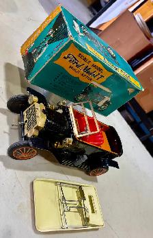 Tin Lithograph Battery-Operated "Ford Model T" Toy Car (Japan) - Photo 9