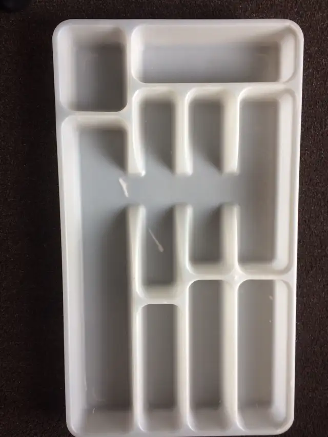 GRAND CONTENANT D'USTENSILES DE CUISINE 20'LONGx11'LAR: $20.00