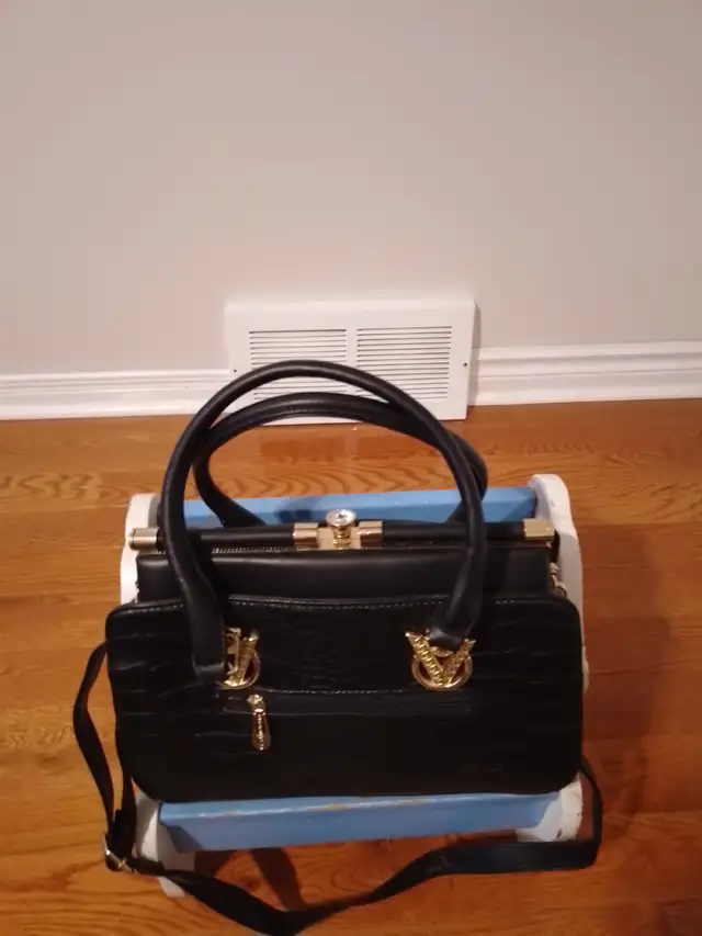 BEAUTIFUL LADIES MODERN BAG FOR SALE