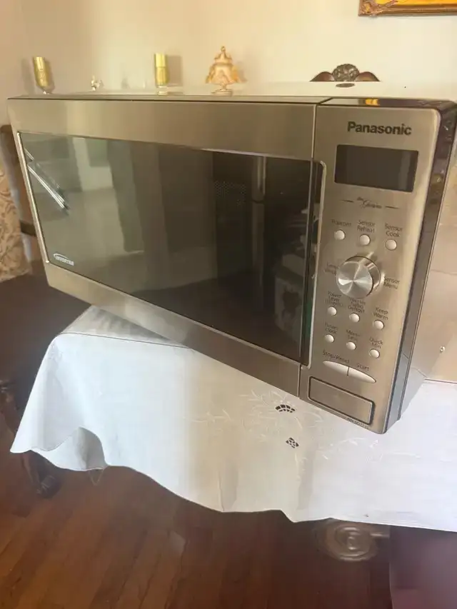 Panasonic Microwave Oven with Inverter — Excellent Working Order