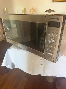 Panasonic Microwave Oven with Inverter — Excellent Working Order