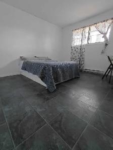 À LOUER — GRANDE CHAMBRE SPACIEUSE, MEUBLÉE ET TOUT ÉQUIPÉE - Photo 2