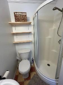 À LOUER — GRANDE CHAMBRE SPACIEUSE, MEUBLÉE ET TOUT ÉQUIPÉE - Photo 3