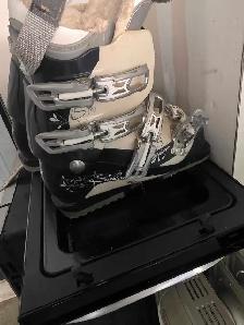 SALOMAN SNOW SHOES SIZE 23.5 - $60