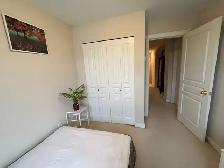 (Richmond) $925 All-Inclusive! Sunny Furnished Bedroom - Photo 2