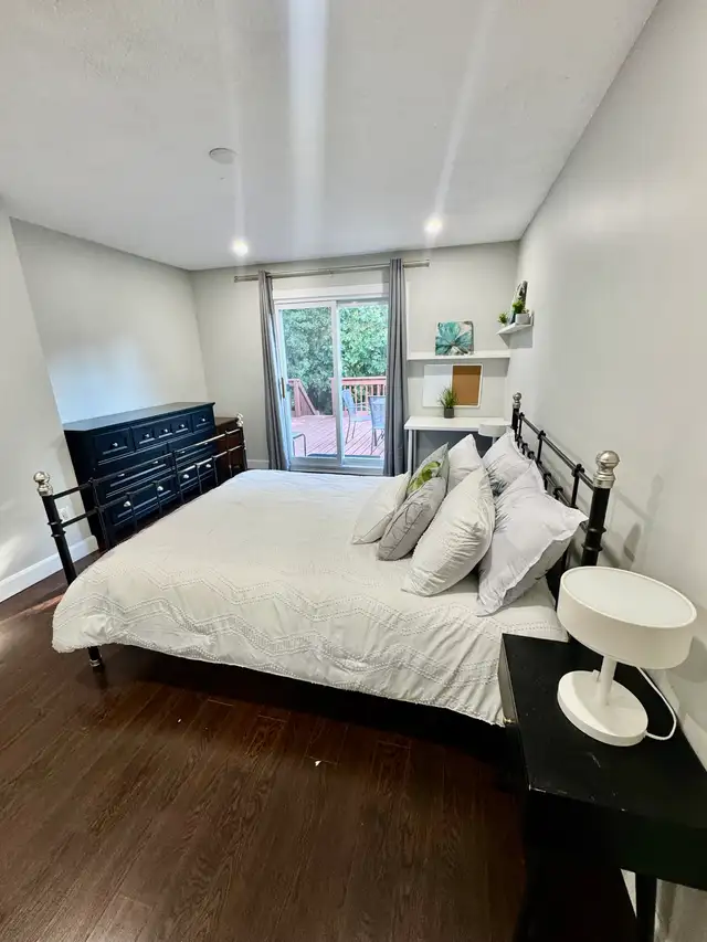 ✨ Beautiful Furnished Room for Rent – Whitby (Brock & Manning)