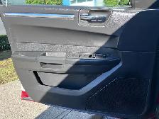 2010 Chrysler 300 - Photo 8