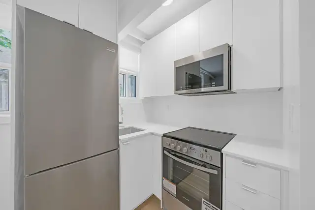Renovated bachelor, balmoral and St.Clair - ID 598