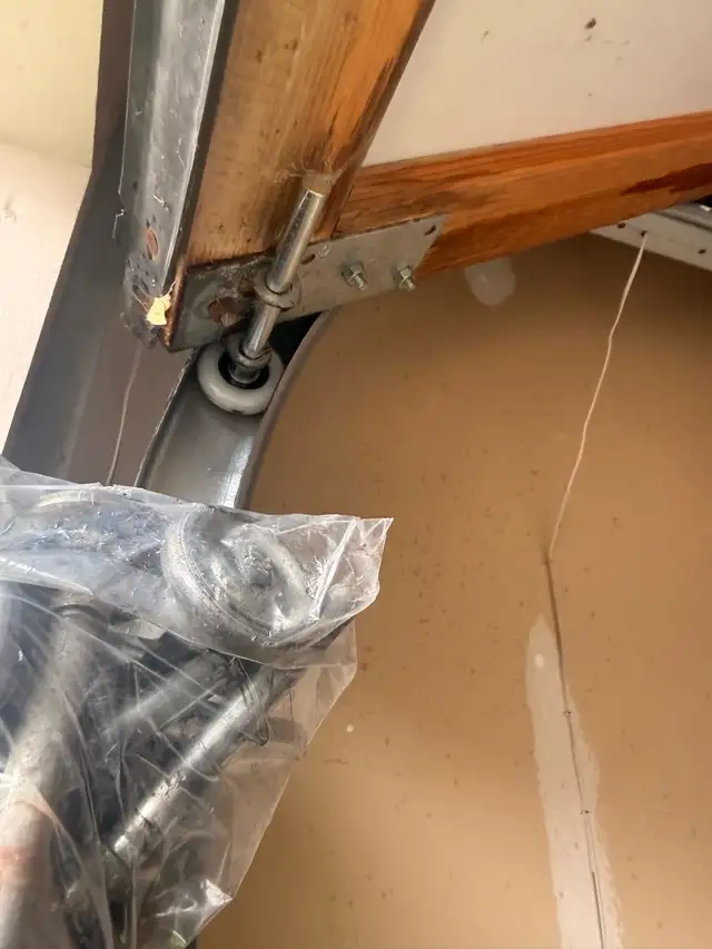 ⭐️GARAGE DOOR NOISE REDUCTION & ROLLER REPLACEMENT⭐️