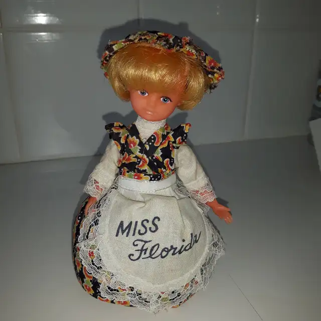 BELLE POUPÉE NEUVE, MISS FLORIDA AUX YEUX BLEUS, 7'HAUT: $5.00