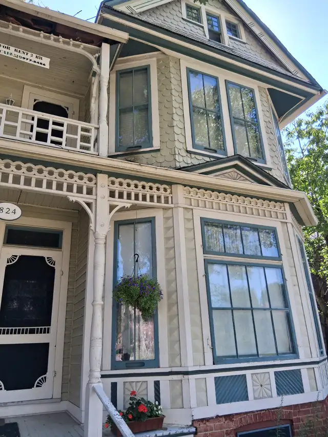 ONCE IN A LIFETIME! 1300 SQ FT VICTORIAN 2 BR $1300/MTH   UTIL