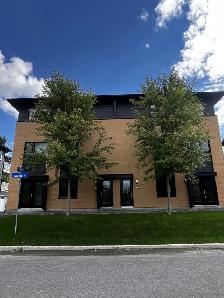 À LOUER – GRAND 4½ GARAGE, STATIONNEMENT, TERRASSE & CABANON
