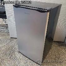 Sylvania Compact Mini Bar Garage Beer Fridge w/ Freezer Tray