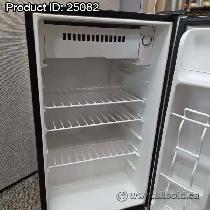 Sylvania Compact Mini Bar Garage Beer Fridge w/ Freezer Tray - Photo 3