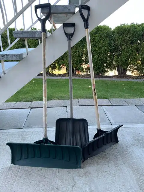 PUSH  SNOW SHOVEL / &  LARGE  24 ' PUSH BROOM