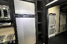 2016 Dutchmen Voltage Triton 3451 – 5th Wheel Toy Hauler. - Photo 28