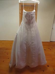 Beautiful Wedding Dress Brand New Never Worn - Photo 2