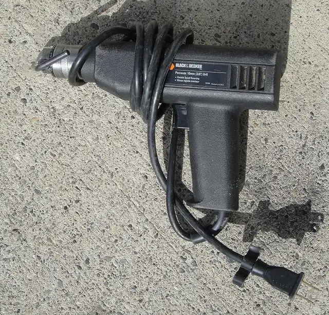 BLACK & DECKER CORDED ELECTRIC DRILL / DRIVER