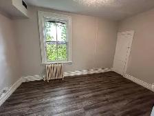 2-Bedroom Apt in Beautiful Heritage Edwardian House w/ Parking - Photo 3