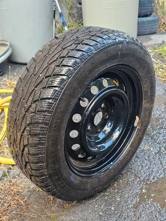 4 pneus d'hiver neuf 195/65 R15 sur roue