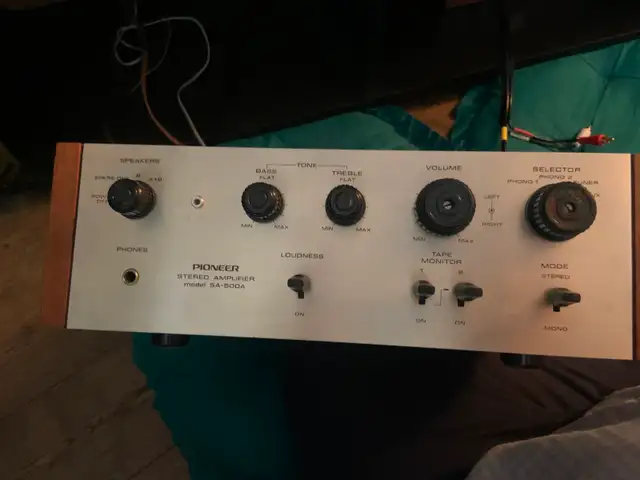 Stereo: Audio Research speakers, Pioneer Sa-800A int amp