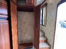 2011 KEYSTONE ALPINE 3220RL, SPACIOUS, LIXURIOUS. - Photo 15
