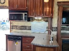 2011 KEYSTONE ALPINE 3220RL, SPACIOUS, LIXURIOUS. - Photo 21