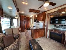 2011 KEYSTONE ALPINE 3220RL, SPACIOUS, LIXURIOUS. - Photo 29
