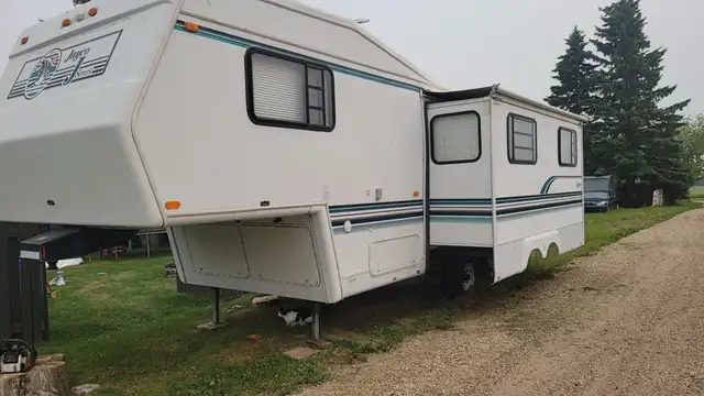 1995 Jayco Designer fifth wheel trailer