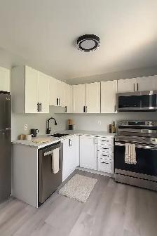 Modern 2-Bedroom Upper Unit | In-Suite Laundry & Parking – Peter - Photo 2