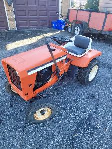 Allis Chalmers 710 Lawn Tractor - Photo 2