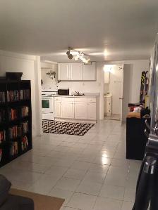 North York - 1 Bedroom - Detached House - Photo 2