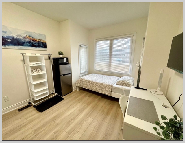 Bright Modern Room In Toronto (Per Night-Stay), At Parkdale.