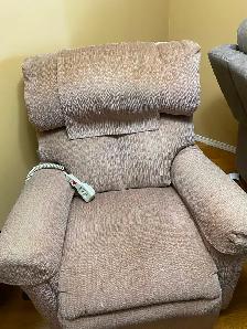 RECLINER- Lift, Vibrates,