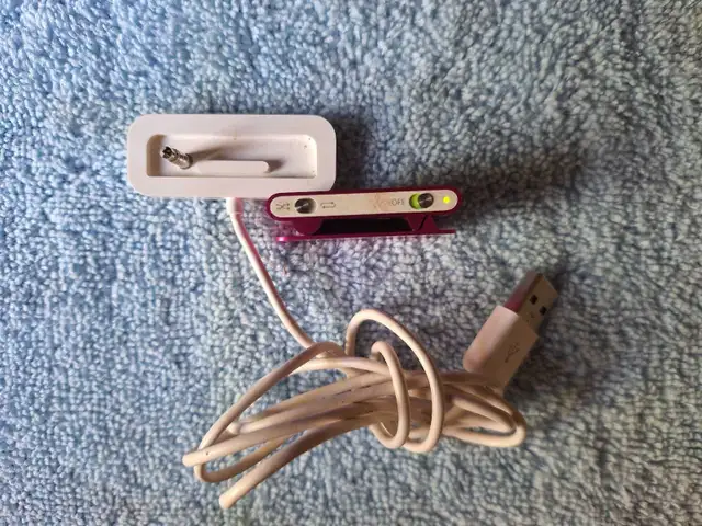 Pink Apple iPod Shuffle (2rd Gen) with Dock and USB Cable
