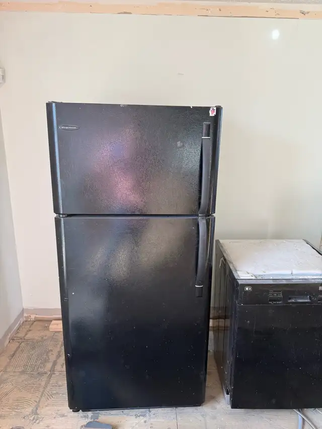 FRIGIDAIRE 30" BLACK FRIDGE FREE!!
