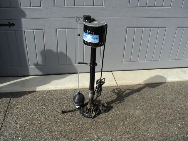 This BEAUTIFUL SUMP PUMP ~ Works great - & is yours for just $30