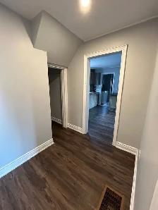 3 Bedroom Main Floor Apartment! - Photo 7