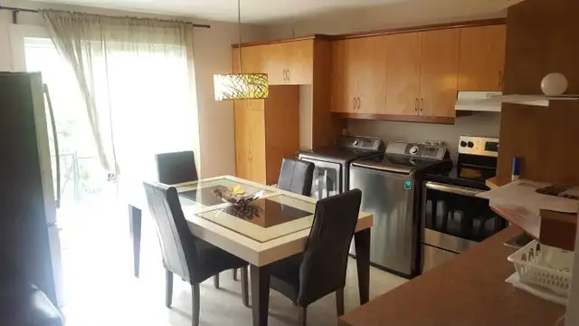 Table avec 4 chaise et Laveuse Secheuse Aubaine 500$
