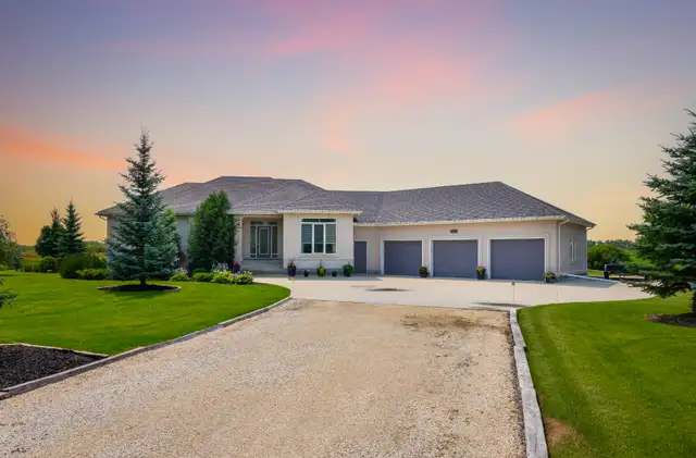 Meticulously cared for 3bdrm 3bth Bng w/oversized tpl garage