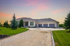 Meticulously cared for 3bdrm 3bth Bng w/oversized tpl garage