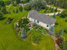 Meticulously cared for 3bdrm 3bth Bng w/oversized tpl garage - Photo 3