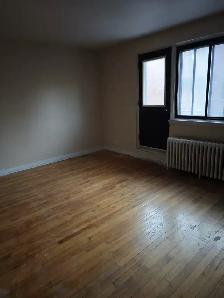 Renovated Bathroom large 3 ½ w/one bedroom in CDN. Available Nov - Photo 3