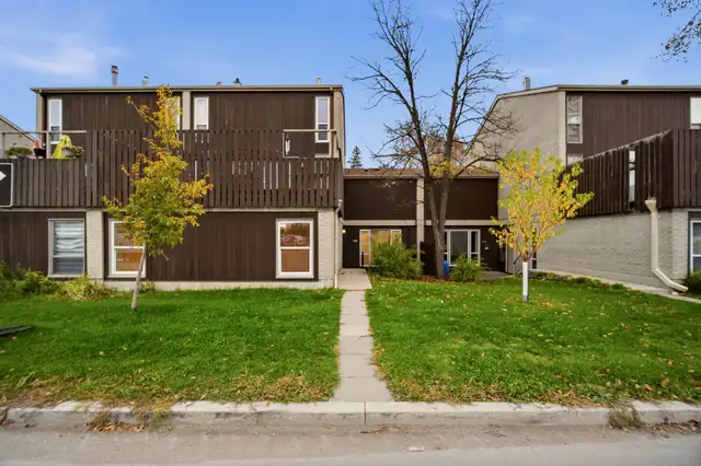FOR SALE: Updated 3-bed Townhouse Condo near U of M!